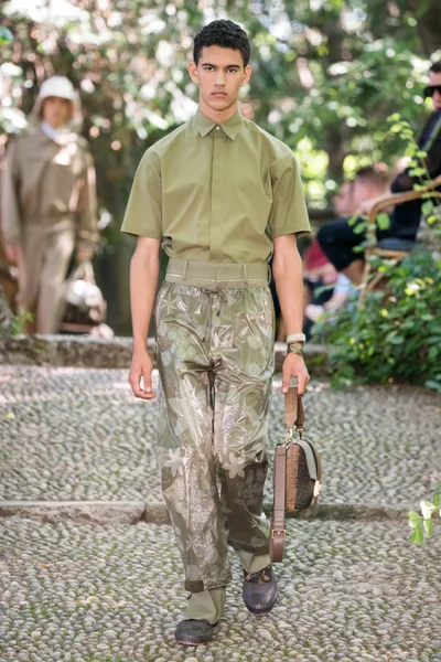Look 16
